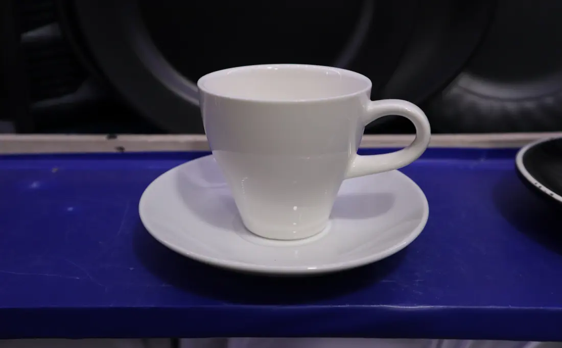 Taza blanca con plato de loza